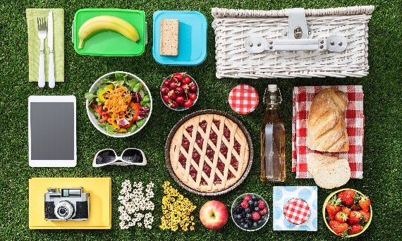 Pakujemy się na piknik! Co powinno znaleźć się w koszu piknikowym?