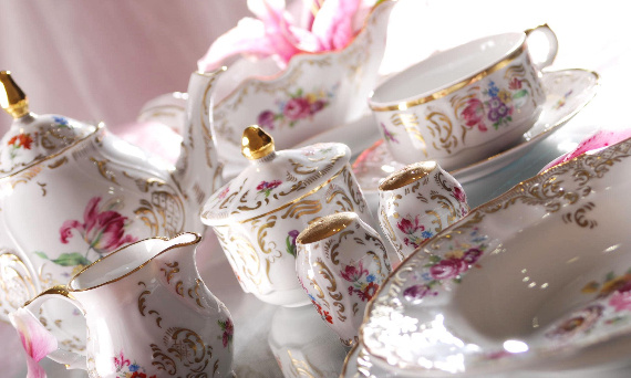 Porcelana w kwiaty – ponadczasowa ozdoba stołu