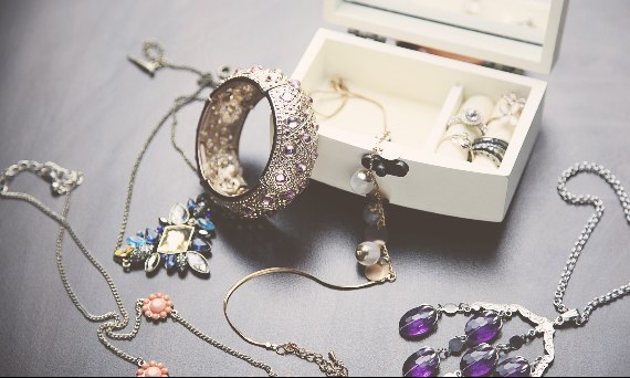 Szkatułka na biżuterię – idealny prezent dla kobiety kochającej błyskotki