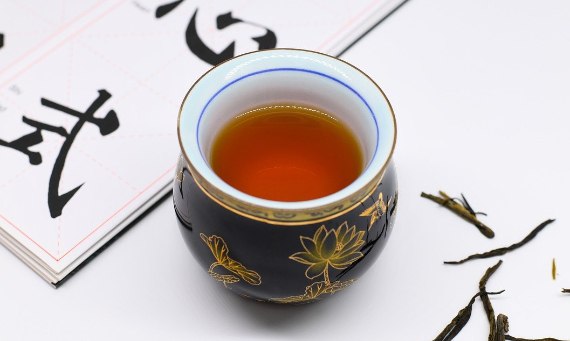 Jak i po co parzyć czerwoną herbatę?