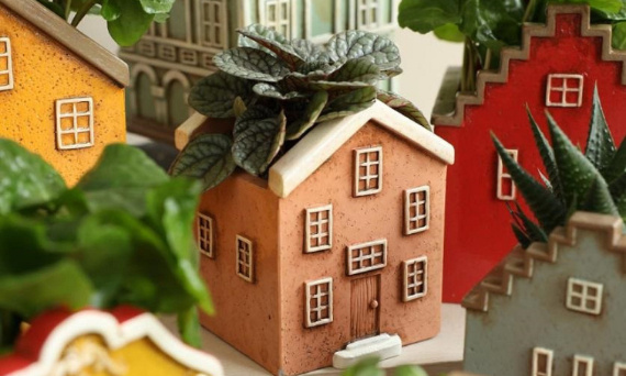 Osłonki domki na doniczki – urocza ozdoba w stylu vintage