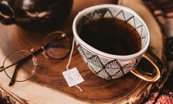 Jak usunąć osad z herbaty w kubku? Domowe sposoby