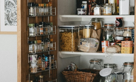 Jak urządzić spiżarnię? Pomysły, triki i sprawdzone rozwiązania do każdej przestrzeni
