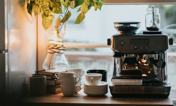 Jak urządzić kącik kawowy w małej kuchni? Porady i inspiracje