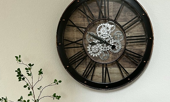 Designerski zegar ścienny – 4 propozycje, które królują w nowoczesnych aranżacjach
