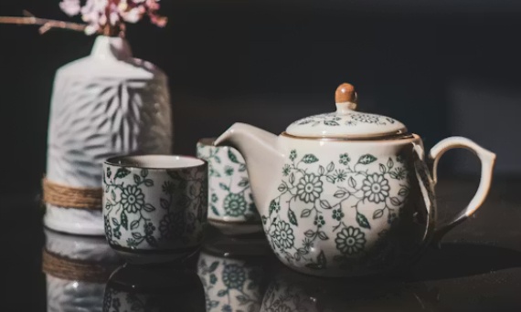 Dlaczego porcelana czasem matowieje i jak temu zapobiec?