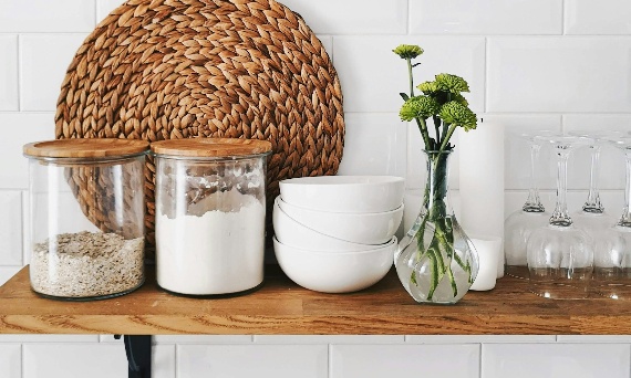 Jak sprawić, by otwarte półki w kuchni wyglądały nowocześnie i stylowo?