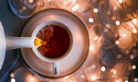 Świąteczne filiżanki – detale, które budują magię świąt