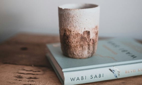 Wabi-sabi, czyli japońska estetyka niedoskonałości – nieoczywisty sposób na wnętrza